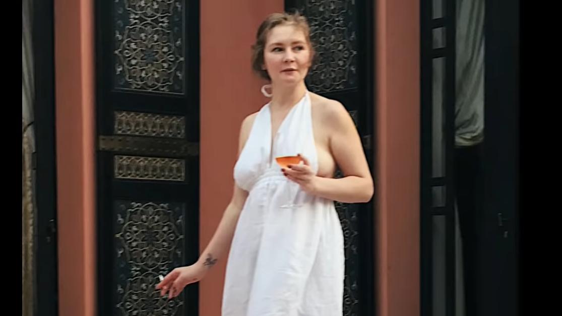 绕着富人转的假名媛，欲用PPT骗取银行2000万，曾半夜被赶出酒店