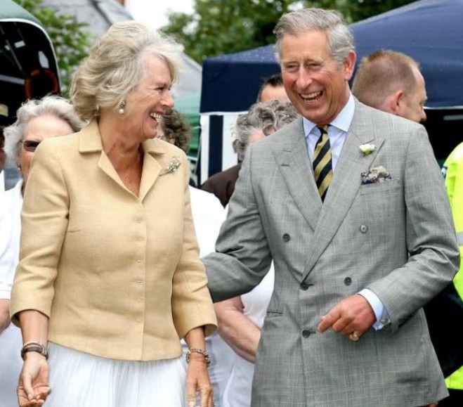 马克龙真暖心,帮布丽吉特整理领口怕走光,真爱程度不亚于查尔斯