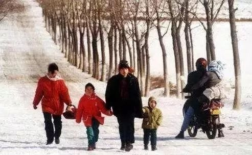 九张反映过年气氛的照片,百张罕见的过年老照片这才是年味