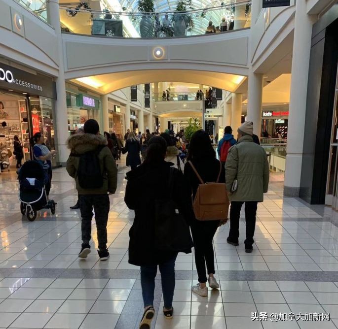 黑五狂抢开始！机场outlet堵爆温哥华华人凌晨排队全买疯了