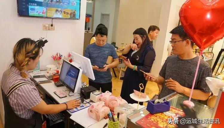 市民排队免费吃蛋糕：运城天鹅湾“生日颂烘焙”开业大酬宾