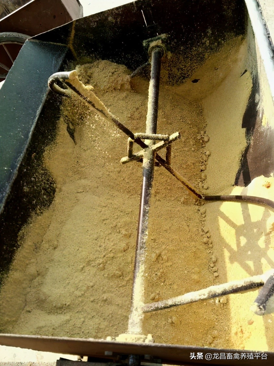 自制自走式饲料搅拌机大概价格,自制草料搅拌机图片大全