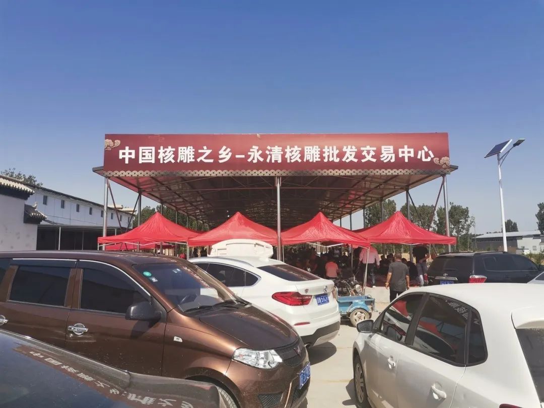 永清核雕摆地摊,卖核雕赚百万元