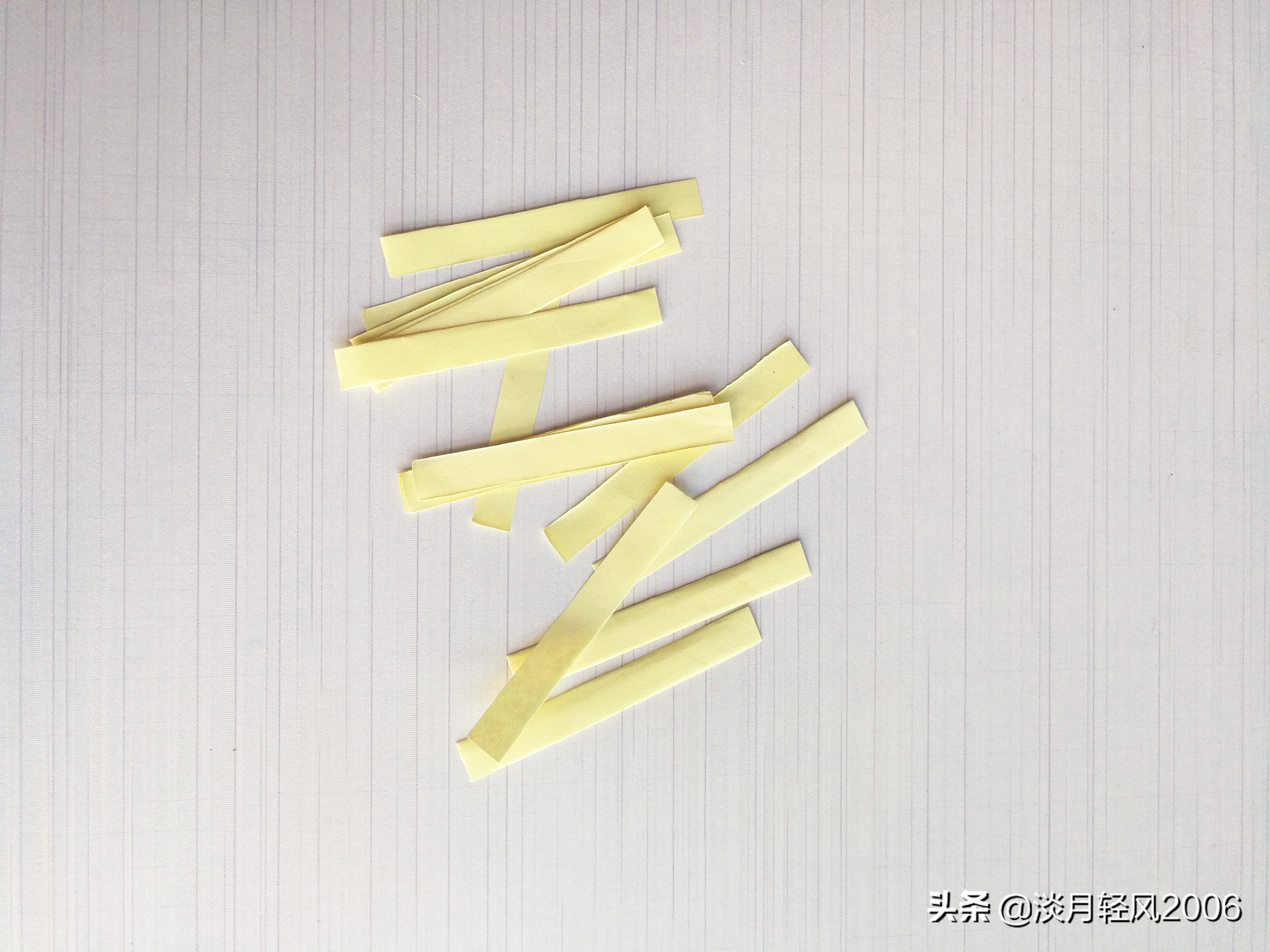 黄色卡纸向日葵创意美术作品,用卡纸折向日葵最简单的方法