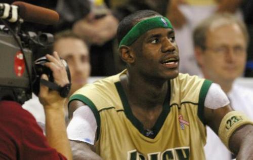 詹姆斯和萨瓦娜在科比面前秀恩爱,詹姆斯加冕历史得分王萨瓦娜镜头