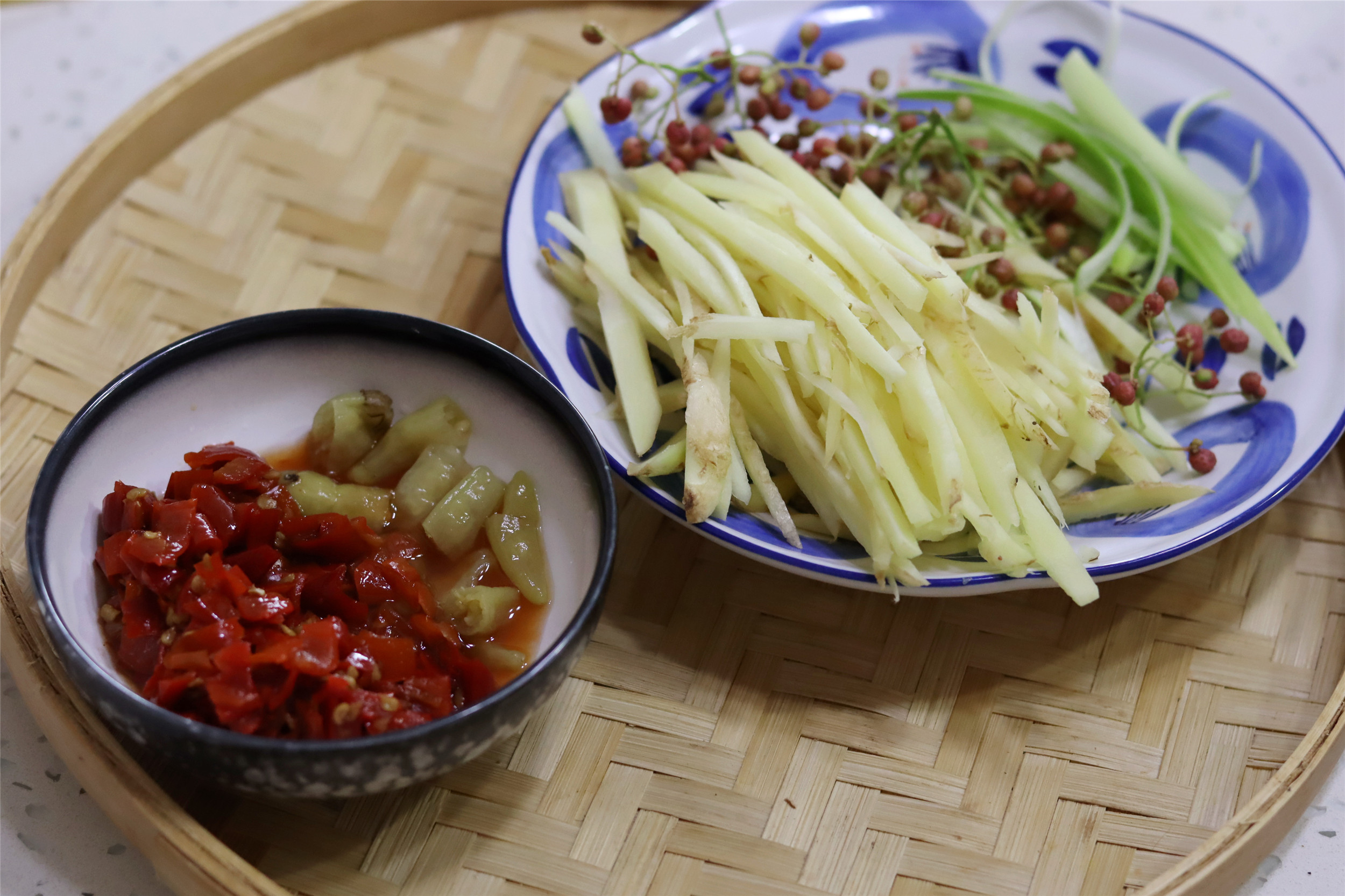 仔姜泡椒炒鸡胗,鸡胗跟什么炒都好吃