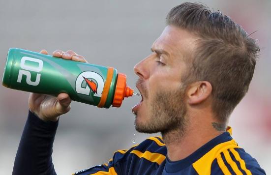 足球运动员为什么用碳酸饮料漱口,足球运动员喝水吐出来的原因揭秘