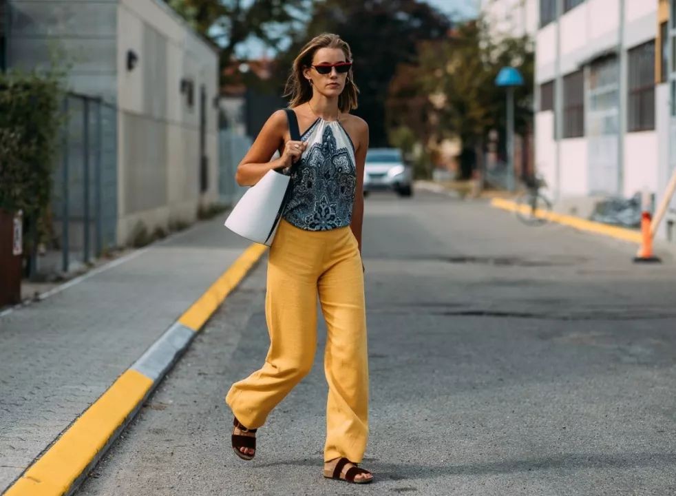 一条丝巾有多种搭配方法,丝巾的十种搭法