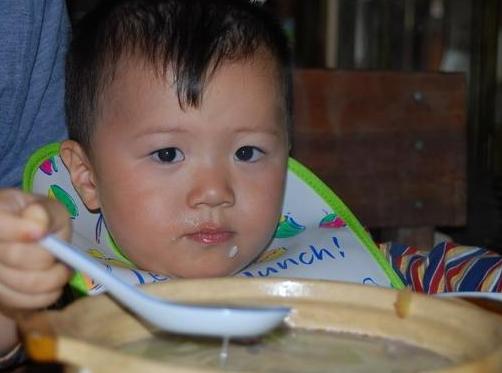 宝宝经常吐奶是脾胃不好吗,5个月宝宝总吐奶怎么推拿