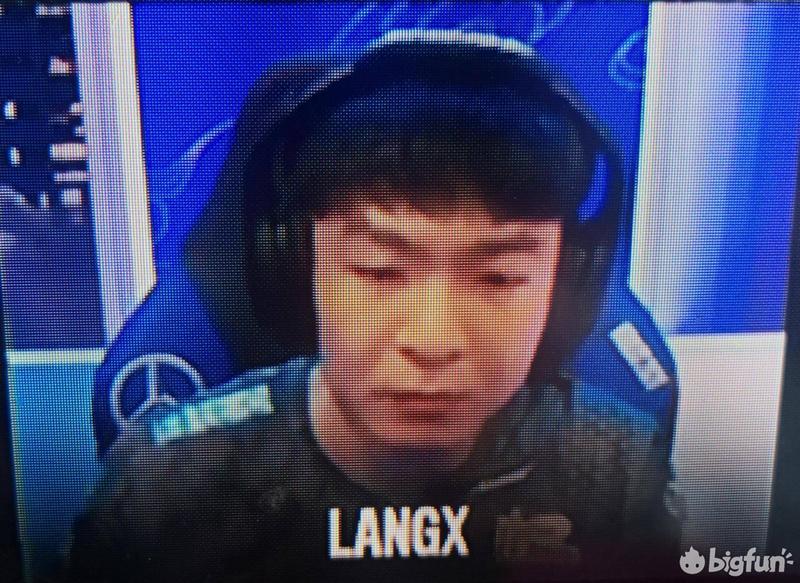 网友趣评S10小组赛：LangX被两名打野Gank，怎么玩？
