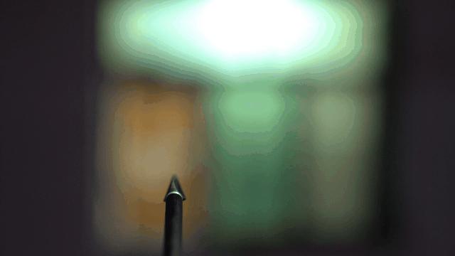 向对面出租屋射了一箭:80后妈妈王莹在城中村的实验艺术