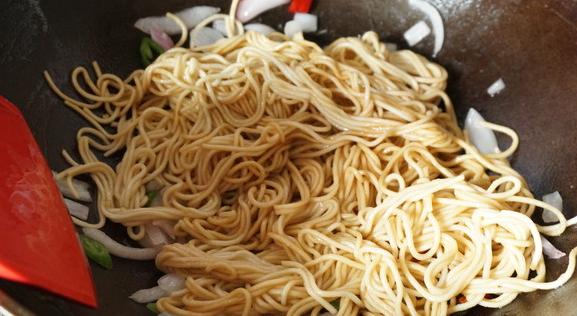 炒面怎么和面又筋道又好吃,饭店大厨教你炒面正确做法