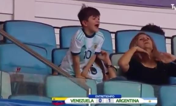 小蒂和洛逸接吻场面,安东内拉前一秒庆祝梅西进球