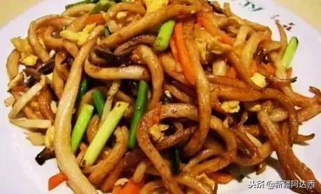 小伙吃火锅发现新大陆,小伙吃火锅吃出奇怪东西