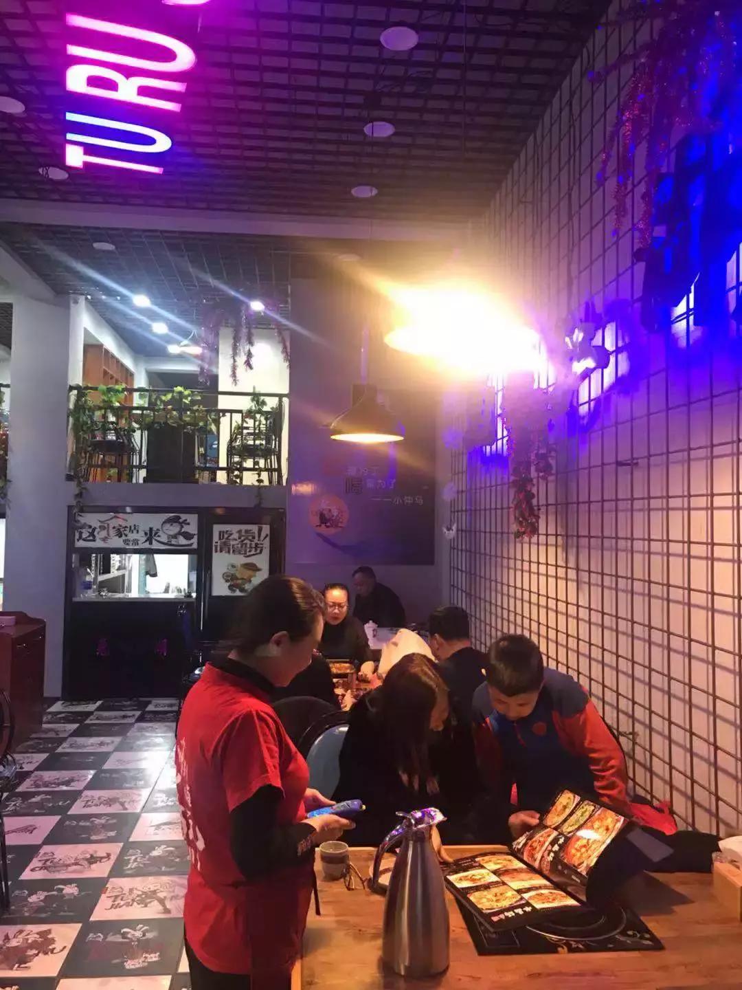 怎么可以吃兔兔？因为你没遇见它，千元水晶锅、5D餐桌让你炫目！