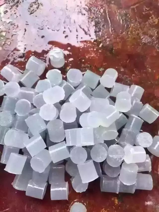 赌石切出一亿紫金石后众人傻眼,200块的赌石切出五彩翡翠