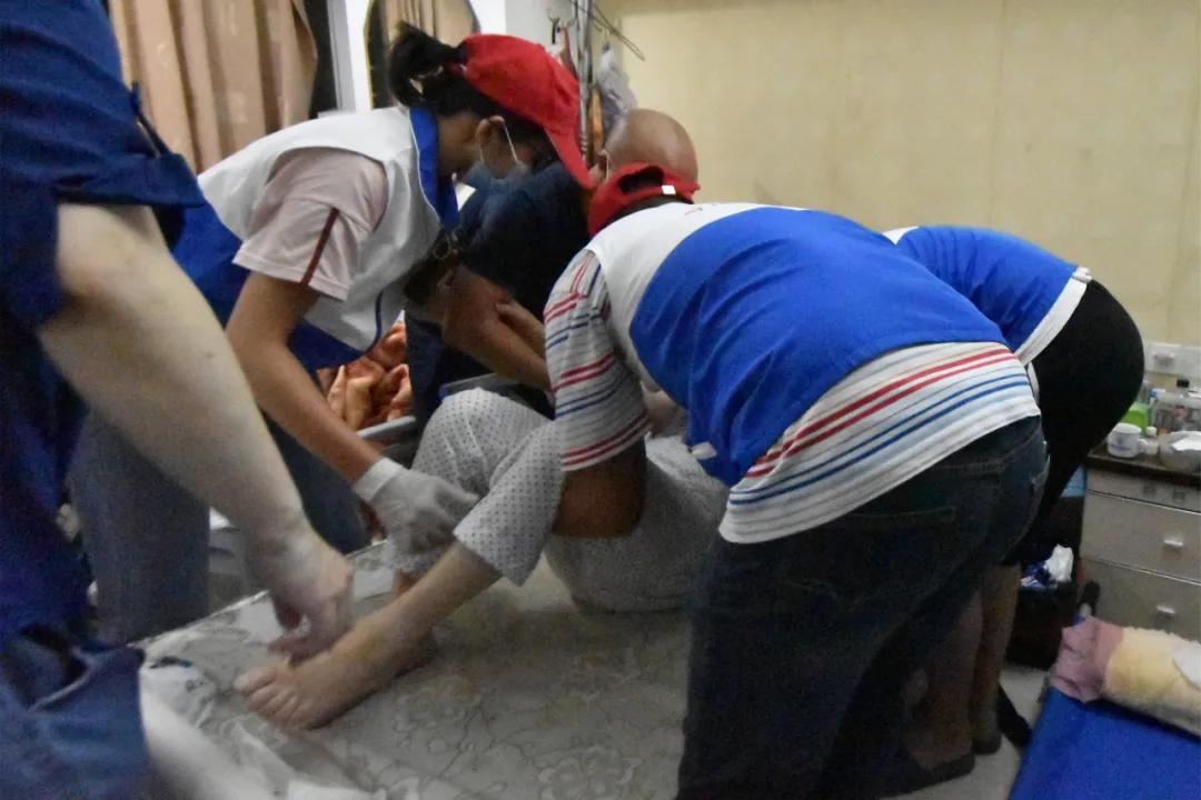 深更半夜铃声喊呼援瘫痪老人发烧得下楼