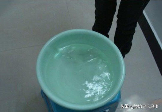 女子脚臭,公公非给她搓脚,她一脚踹翻水盆,回屋掀开被褥,蒙了