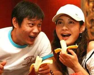 前国脚范志毅女儿晒照，露背装+名牌背包，与爸爸三婚妻子似姐妹