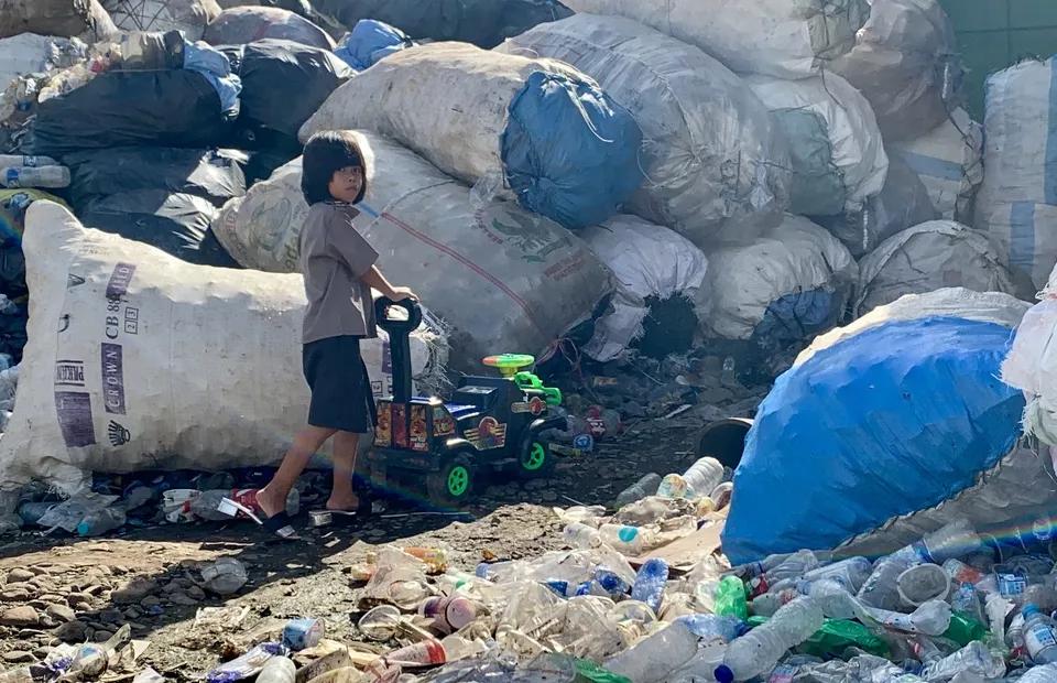 为挣2块钱，印尼万人住进世界最大垃圾场，和7000吨垃圾同吃住