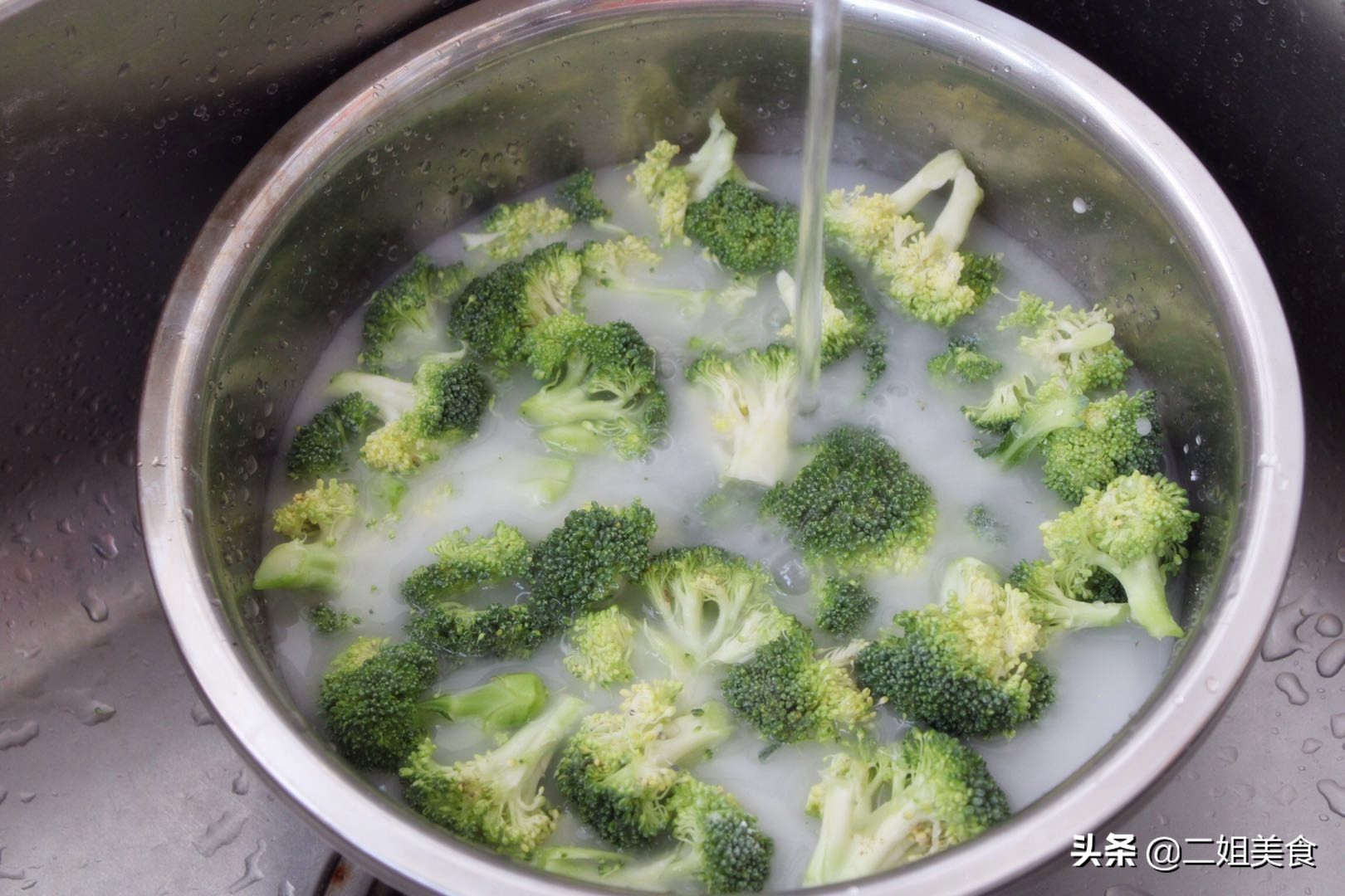 西兰花炒虾仁西兰花用不用焯水,凉拌西兰花怎么保持绿色