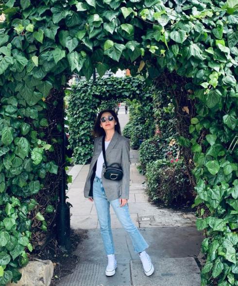 刘亦菲背腰曲线太惊艳,刘亦菲侧面真好看