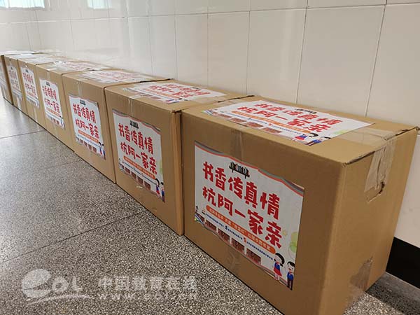 图书专线前往阿克苏胜蓝实验小学师生的这一行动温暖了整个冬天