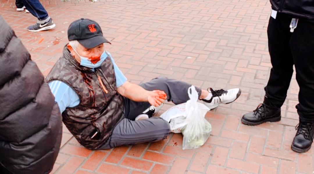 70岁老太暴打美国人,22岁男子当街暴打70岁的越战老兵