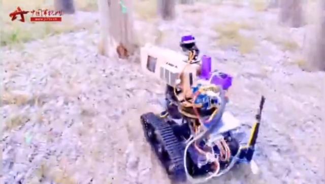 国产电磁枪突然曝光，轻松打穿9层木板，网友：军兔这是开挂了