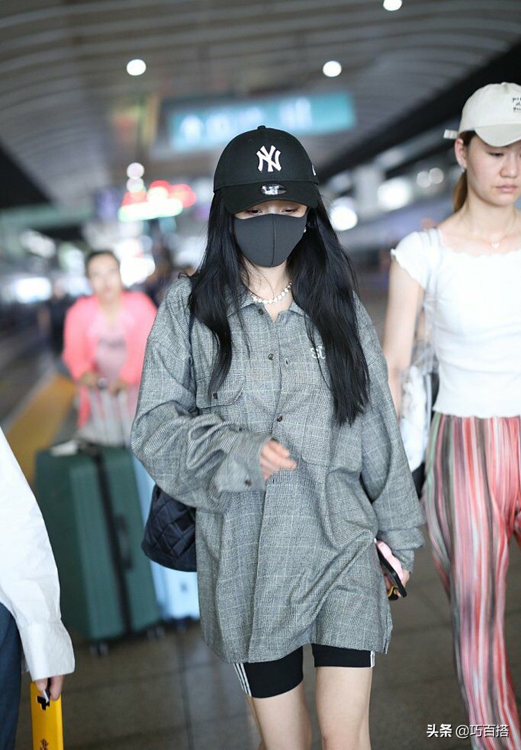 杨幂穿搭私服下身失踪,杨幂穿黑色短裤和青色上衣