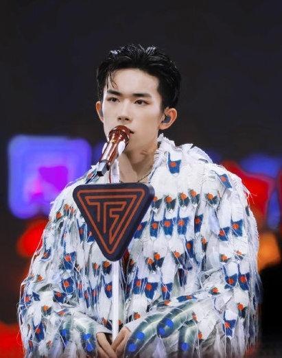 易烊千玺军训路透图片,易烊千玺军训图被晒出