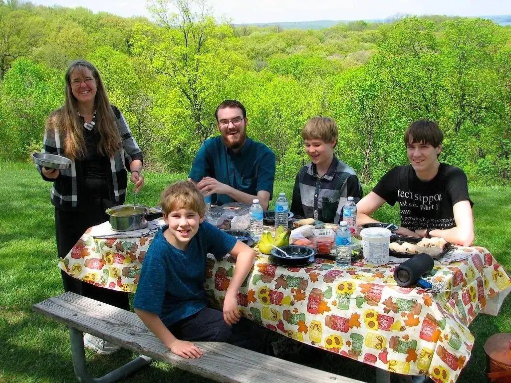 抠门最高境界一家三口吃一个鸡蛋,抠门老板家财万贯一个鸡蛋吃一年