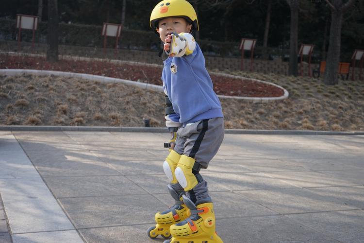 柒小佰轮滑鞋儿童6-12岁,轮滑就该这么玩
