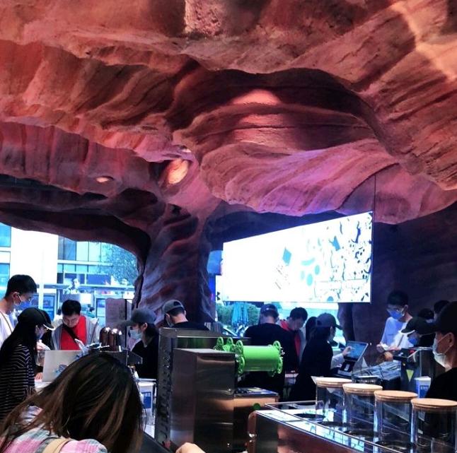 排队买奶茶的人好多啊原视频,怎么看待排队2小时买奶茶