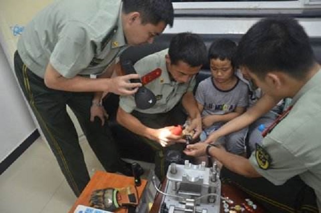 小孩耳机吞进肚子里有事吗,男孩吞下耳机自行排出