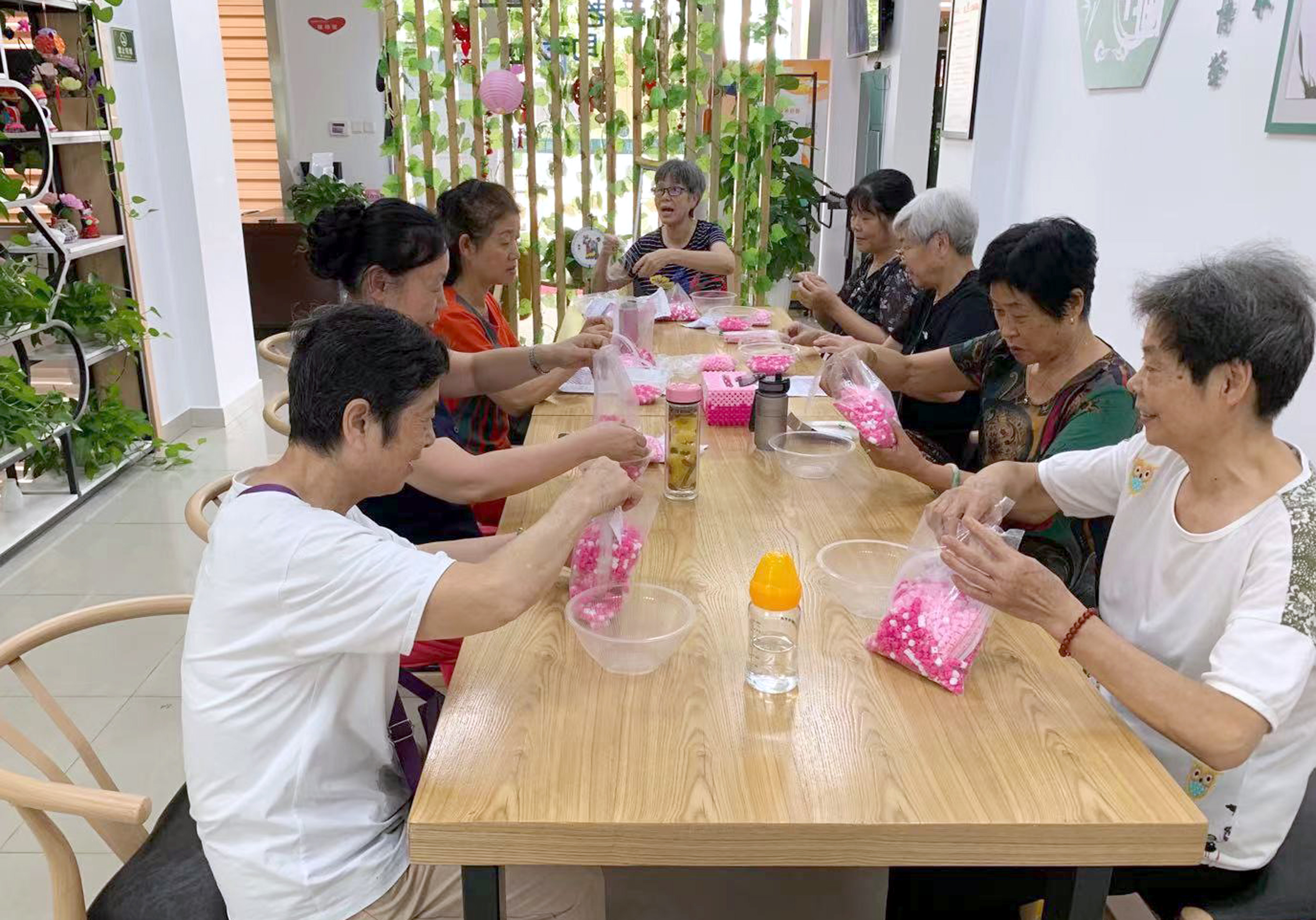 社区老人手工创意作品,社区老人手工串珠