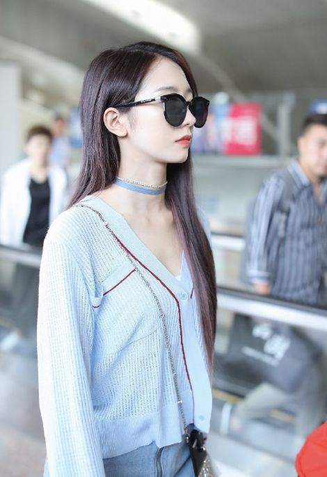 孟美岐黑色短裙,孟美岐紫色露脐衫