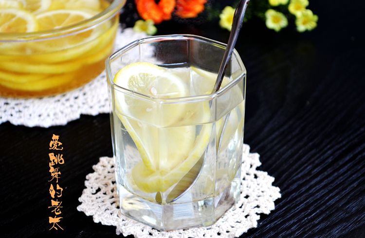 夏天喝柠檬蜂蜜水的正确做法,柠檬蜂蜜水的做法有什么功效