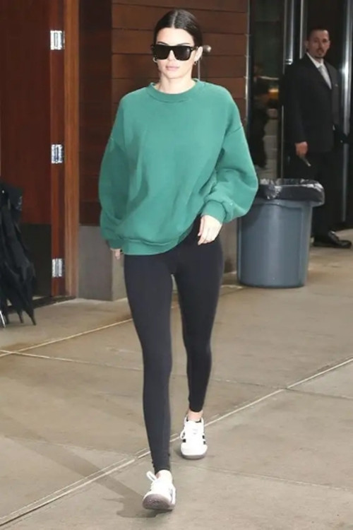 时尚耐穿的瑜伽裤穿搭尽显可爱,黑色的瑜伽裤搭配显瘦显活力