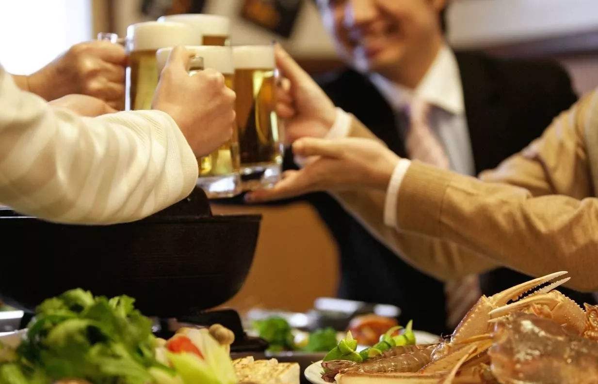 美酒虽好不能贪杯的意思,酒精中毒的症状和治疗药方