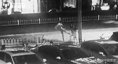 男子砍人被大批群众制止,南京小伙当街施暴者被砍六刀