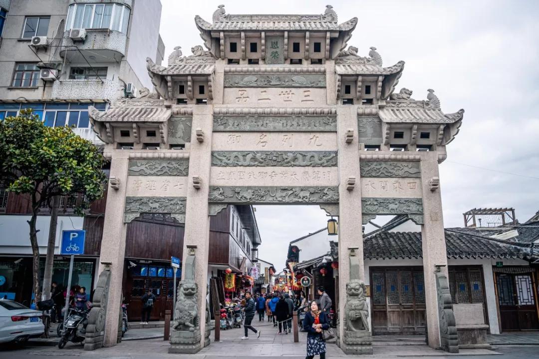 朱家角古镇和新场古镇哪个大一点,新场古镇和朱家角哪里好吃的多