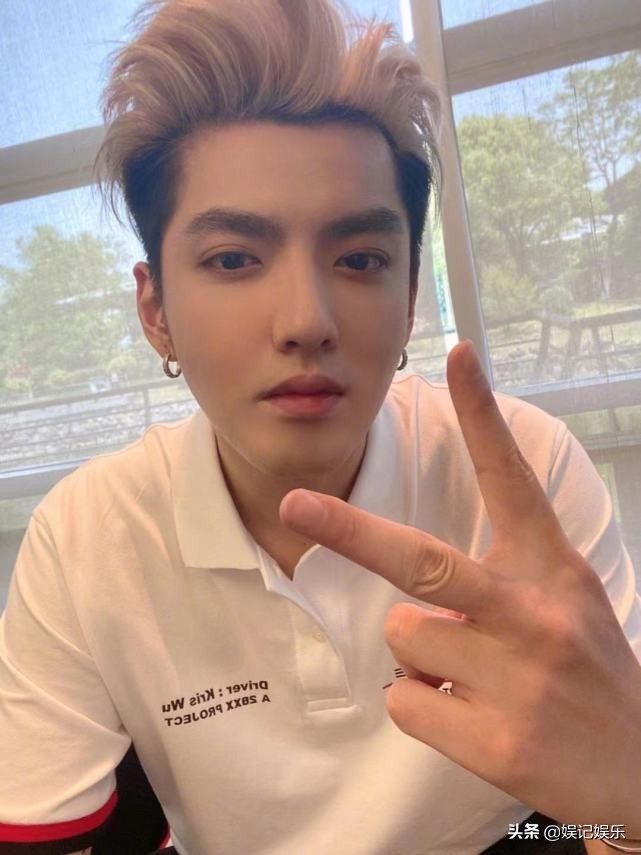 吴亦凡被刑拘,同小区业主看到他被抓走,粉丝深夜去探视无果