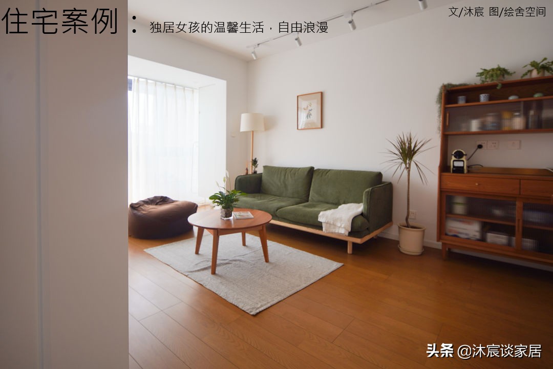 她把家布置得复古又温馨，室内被绿植环绕，这样的家，住着真舒服