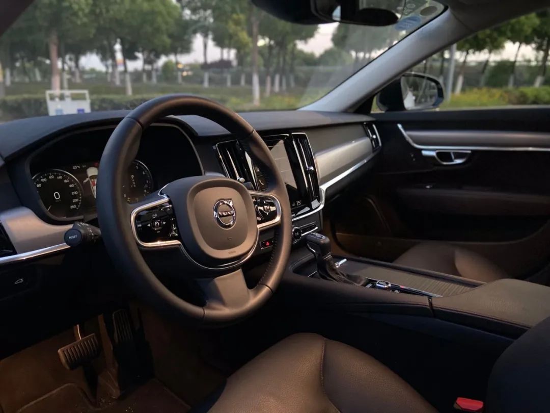 沃尔沃s90智逸豪华2022款使用说明,沃尔沃s90t8混动版2022款缺陷