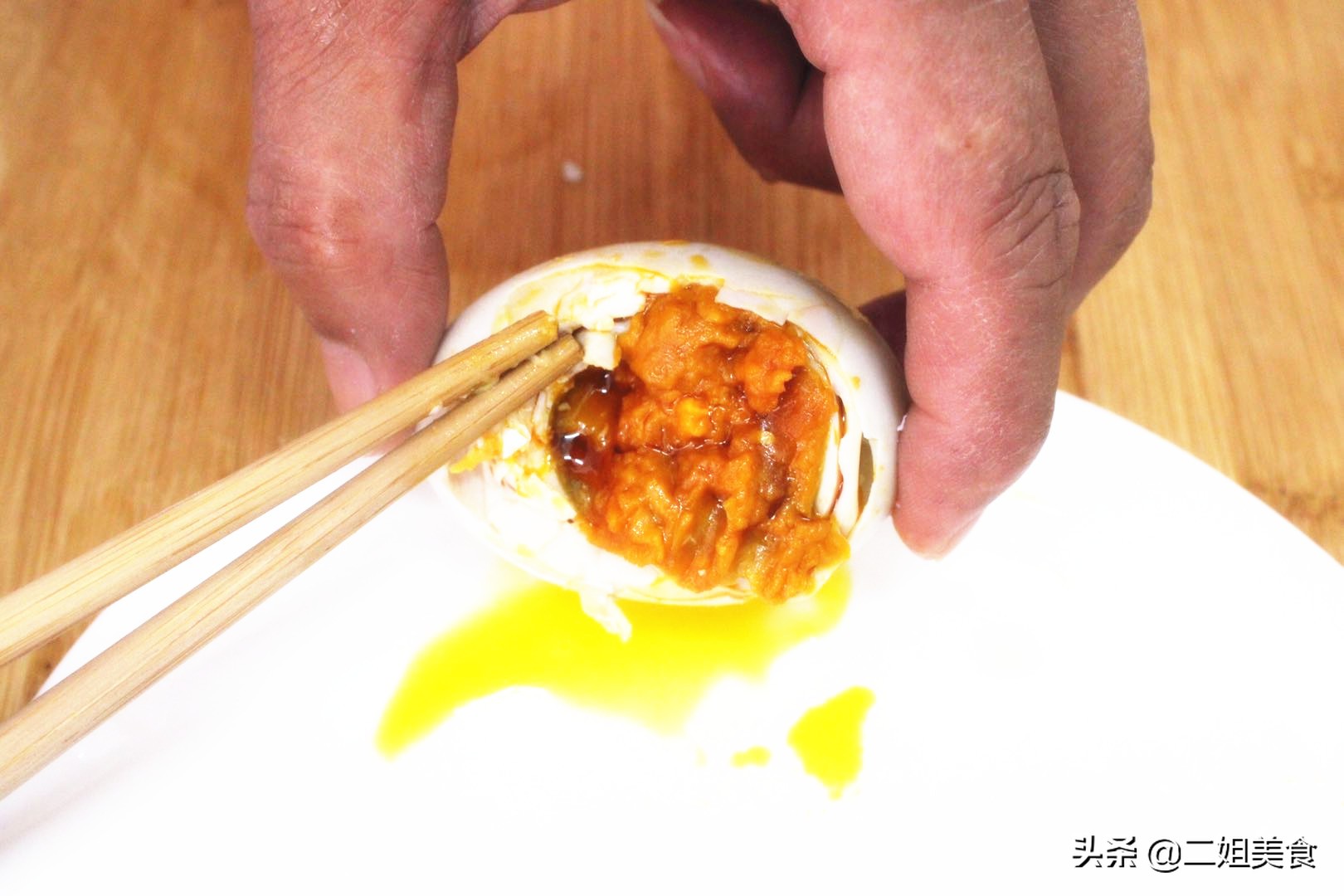 咸鸭蛋怎么腌才能个个流油,咸鸭蛋怎样腌不咸且流油