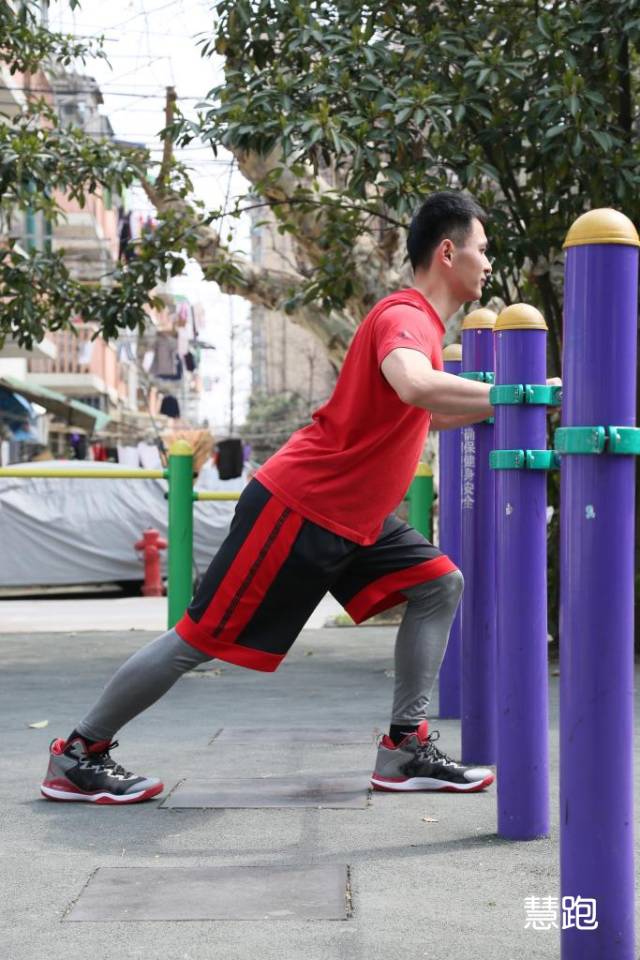小臂拉伸细节,跳绳热身拉伸动作细节