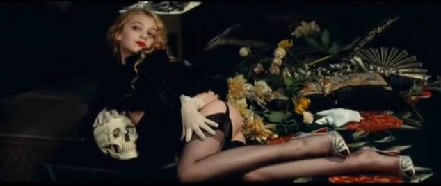 拍小孩视频事件,一个小孩被镜头拍到原视频