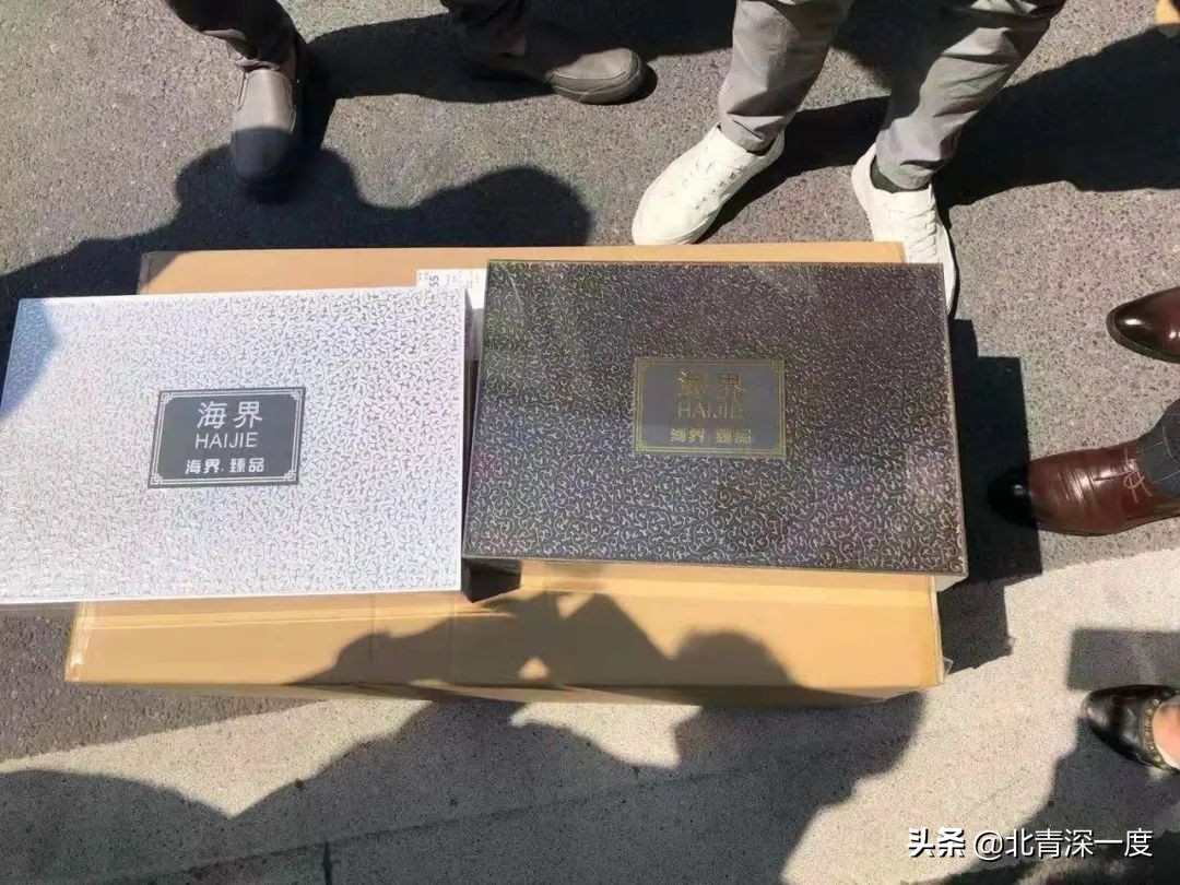 他透支11张信用卡去争取的,是一份“传销”工作