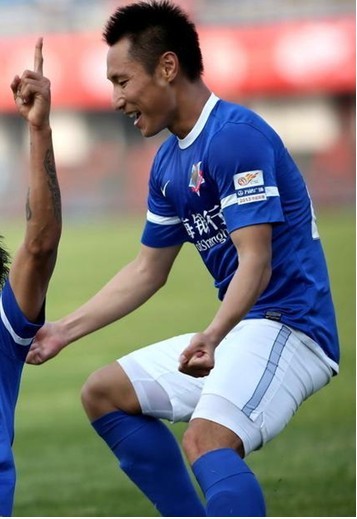 他本应该成为国足最优秀的中场，却命途多舛最终陨落